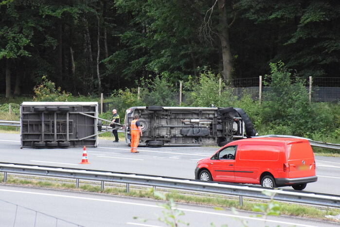Bestelbus met aanhanger gekanteld