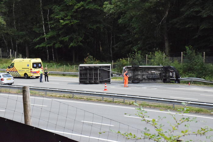 Bestelbus met aanhanger gekanteld