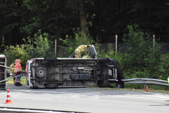 Bestelbus met aanhanger gekanteld