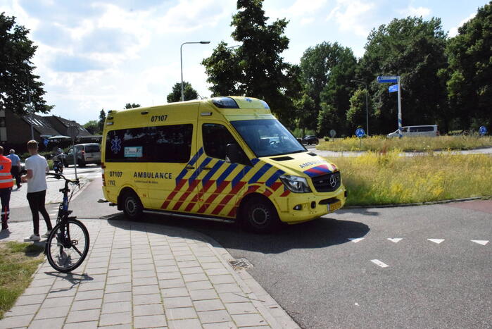 Scooterrijder aangereden door bestelbus op rotonde