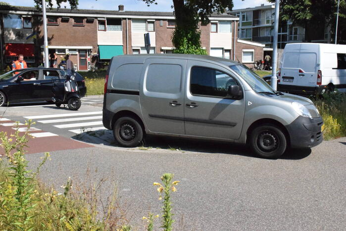 Scooterrijder aangereden door bestelbus op rotonde