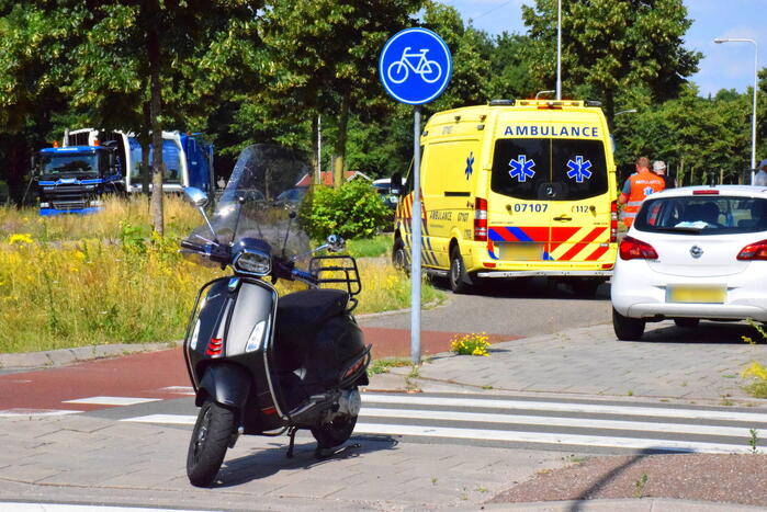 Scooterrijder aangereden door bestelbus op rotonde
