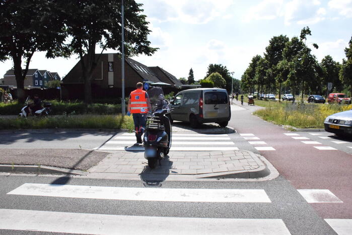 Scooterrijder aangereden door bestelbus op rotonde