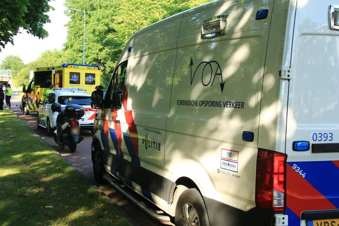 Scooterrijder en taxi betrokken bij botsing