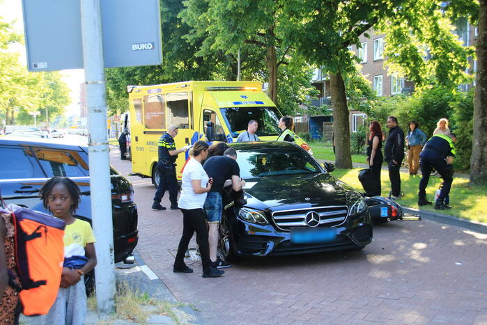 Scooterrijder en taxi betrokken bij botsing