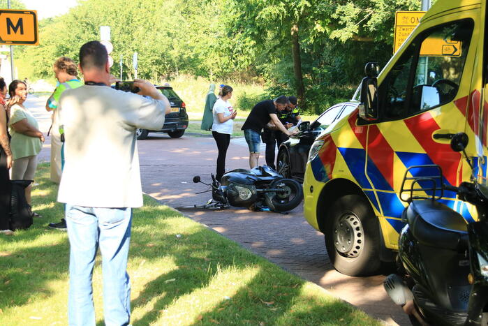 Scooterrijder en taxi betrokken bij botsing