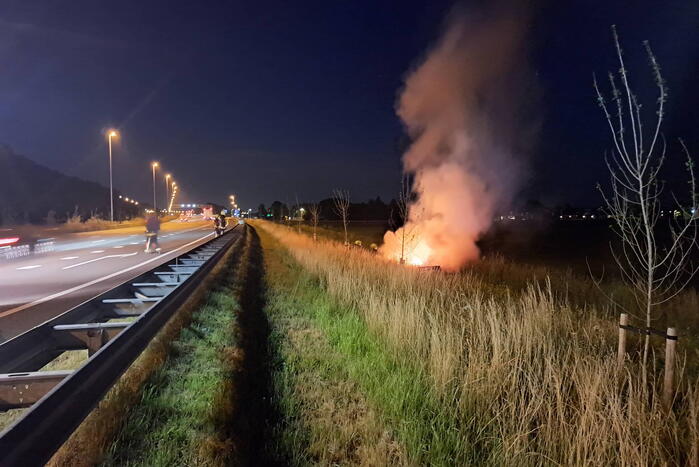 Bermbrand langs de snelweg