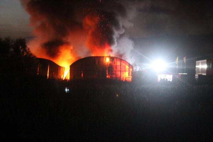 Brand verwoest loodsen van Rijnlandroute