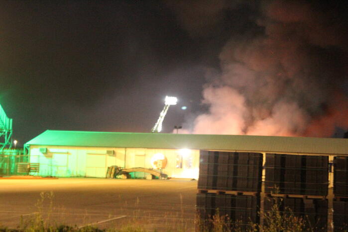 Brand verwoest loodsen van Rijnlandroute