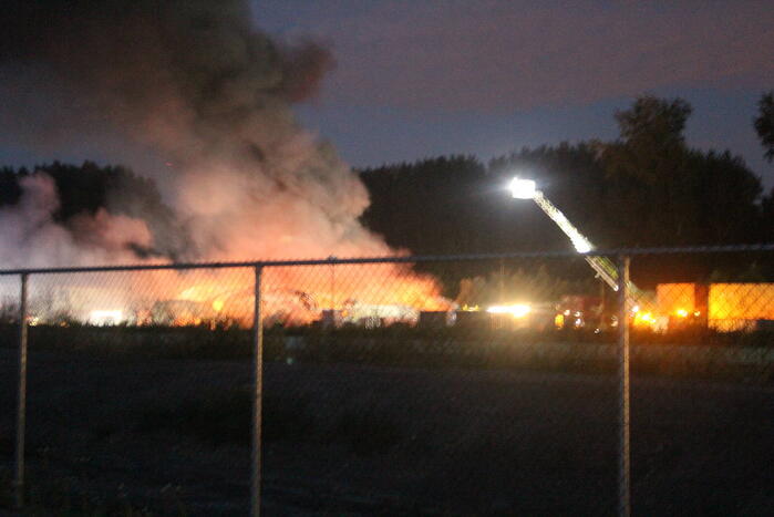 Brand verwoest loodsen van Rijnlandroute