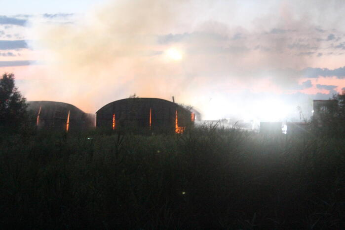 Brand verwoest loodsen van Rijnlandroute