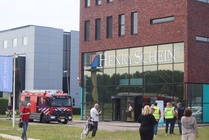 Veel rook uit bedrijfspand na brand