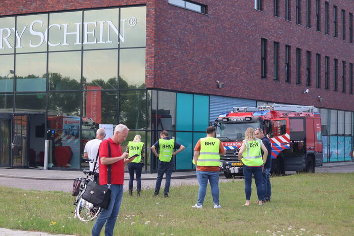 Veel rook uit bedrijfspand na brand