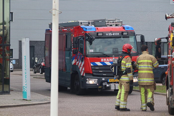 Veel rook uit bedrijfspand na brand