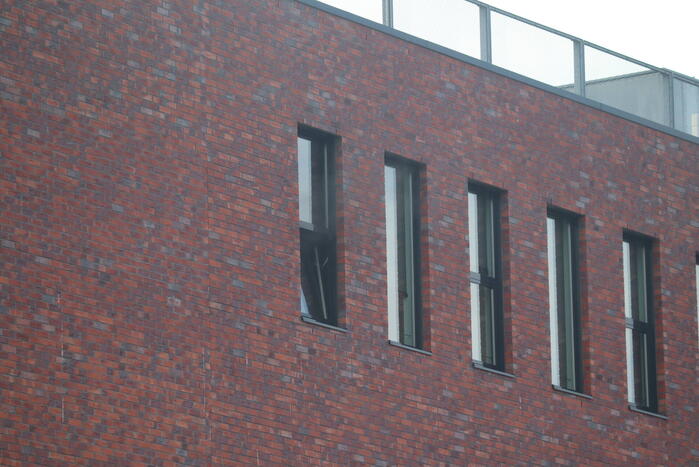 Veel rook uit bedrijfspand na brand