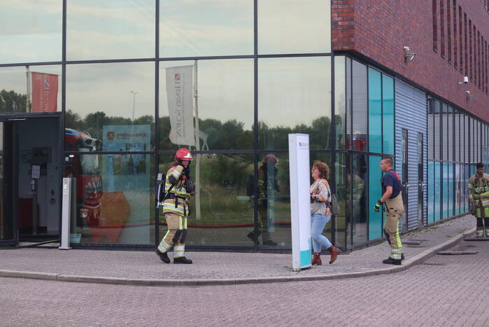 Veel rook uit bedrijfspand na brand