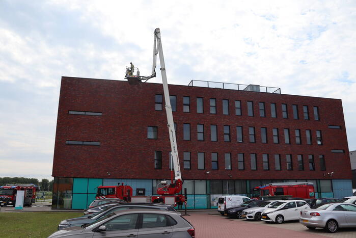 Veel rook uit bedrijfspand na brand