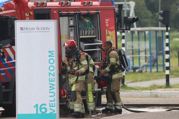 Veel rook uit bedrijfspand na brand