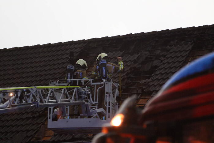Blikseminslag zorgt voor brand op dak