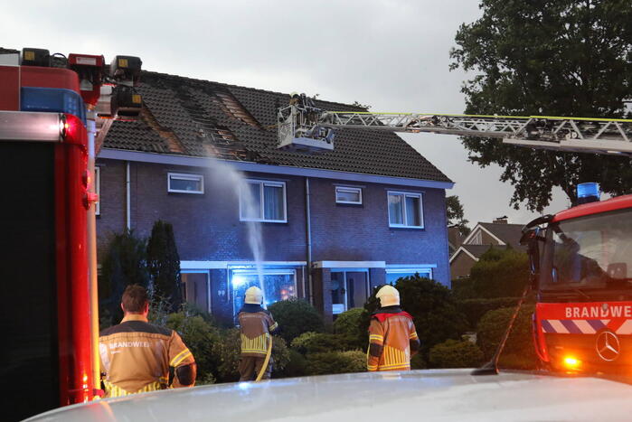 Blikseminslag zorgt voor brand op dak