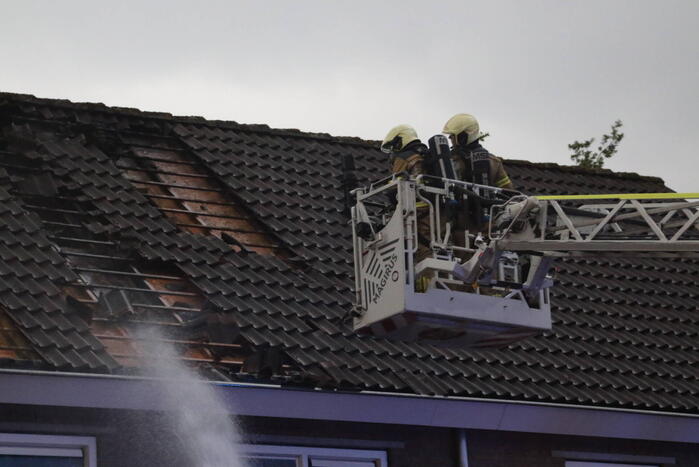 Blikseminslag zorgt voor brand op dak