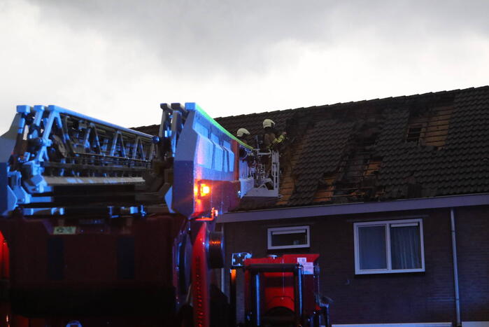 Blikseminslag zorgt voor brand op dak