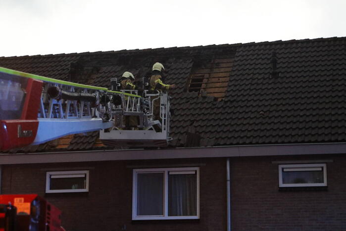 Blikseminslag zorgt voor brand op dak
