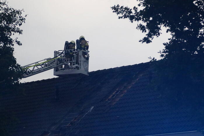 Blikseminslag zorgt voor brand op dak