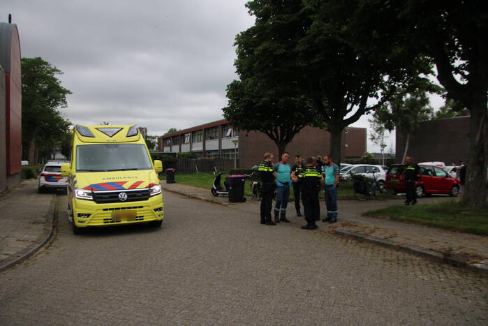 Automobilist botst tegen woning