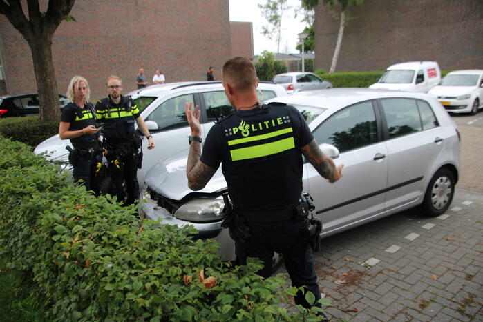 Automobilist botst tegen woning