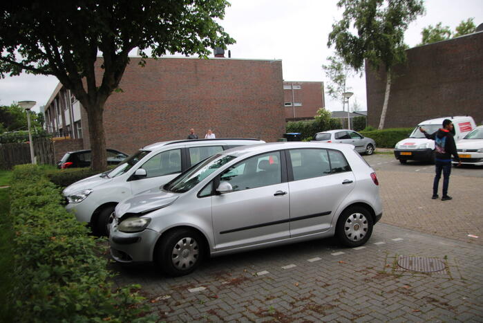 Automobilist botst tegen woning