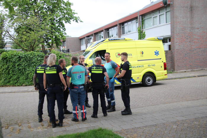 Automobilist botst tegen woning