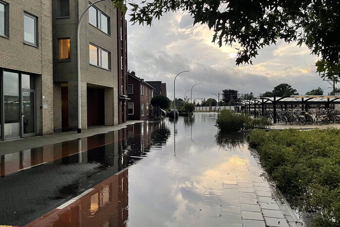 Straten onderwater door hoosbui