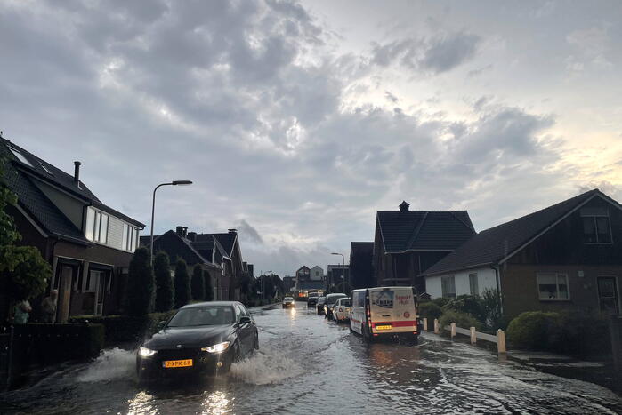 Straten onderwater door hoosbui