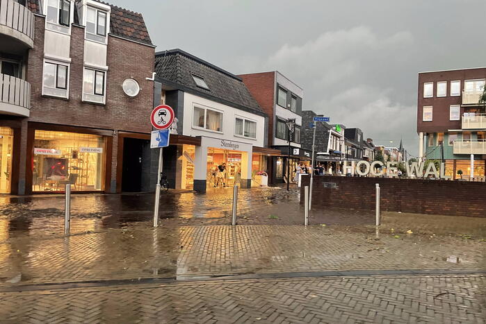Straten onderwater door hoosbui