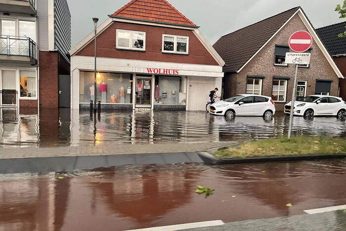 Straten onderwater door hoosbui