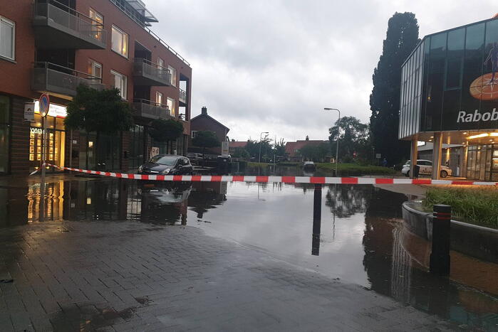 Straten onderwater door hoosbui