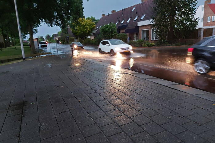 Straten onderwater door hoosbui