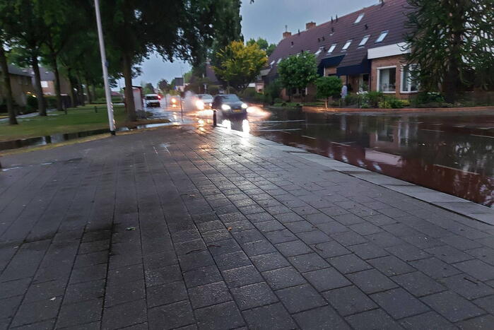 Straten onderwater door hoosbui