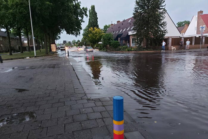 Straten onderwater door hoosbui