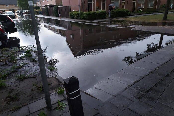 Straten onderwater door hoosbui