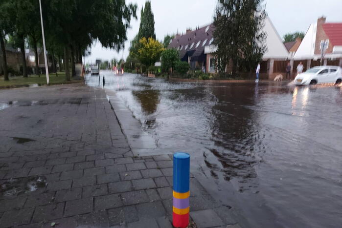Straten onderwater door hoosbui