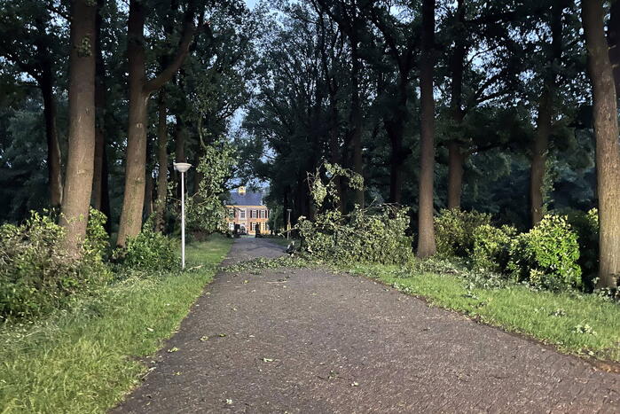 Straten onderwater door hoosbui