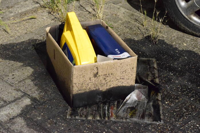 Doos met motorolie gedumpt op parkeerplaats