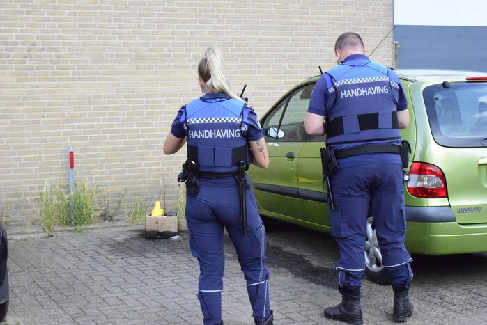 Doos met motorolie gedumpt op parkeerplaats