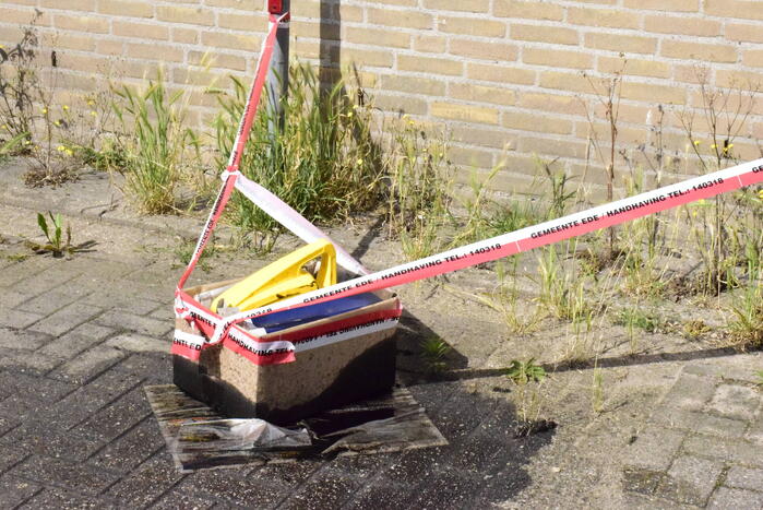 Doos met motorolie gedumpt op parkeerplaats