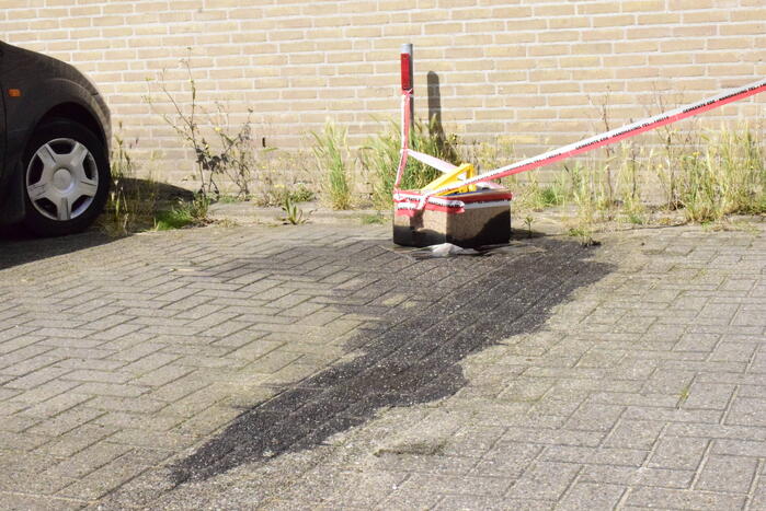 Doos met motorolie gedumpt op parkeerplaats