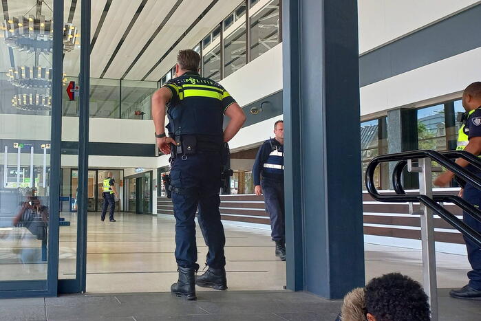 Hal NS-station ontruimd na mogelijk verdacht pakketje