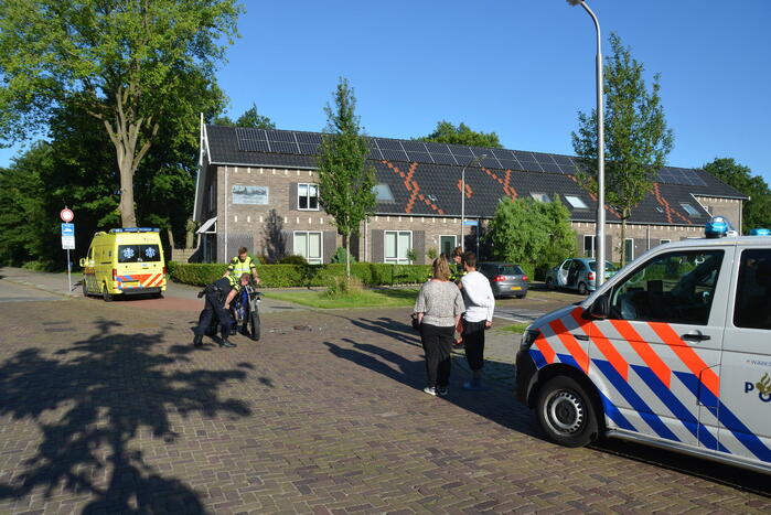 Scooterrijder onderuit op kruispunt