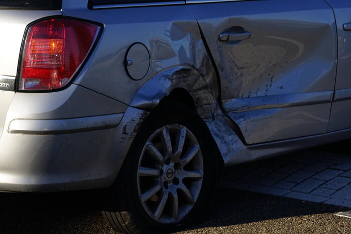 Flinke schade bij aanrijding personenauto's